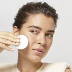 L’Oréal Paris Revitalift5% Glycolzuur Peeling Toner 19 L’Oréal Paris Revitalift5% Glycolzuur Peeling Toner -Stralend Schoon yaxVGx1007697 8 dgl NL